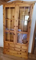 Schöner Vitrinenschrank mit Schubladen
