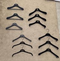 12 originale Luxus-Kleiderbügel Set  Chanel, Dior, McQueen.