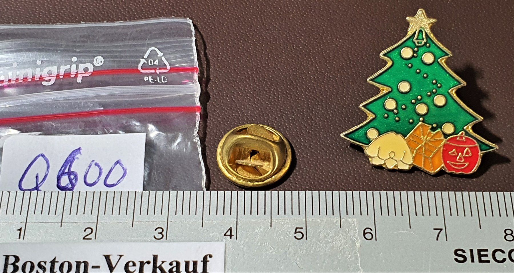 Alle Dekorationen: Q600 - Pin Weihnachtsbaum mit Geschenken – Gebraucht aus Reinach BL von Boston-Verkauf 1