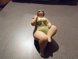 Figur Dame sitzend, Badeanzug hellgrün/ goldiger Glitzer