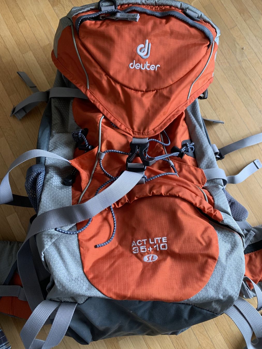 Deuter Zaini: Deuter Rucksack Act Lite 35 + 10 L Orange/Grau – Usato da Zürich venduto da dee_75my 5