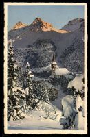 AK Arosa, Ort mit Kirche und verschneiter Berglandschaft