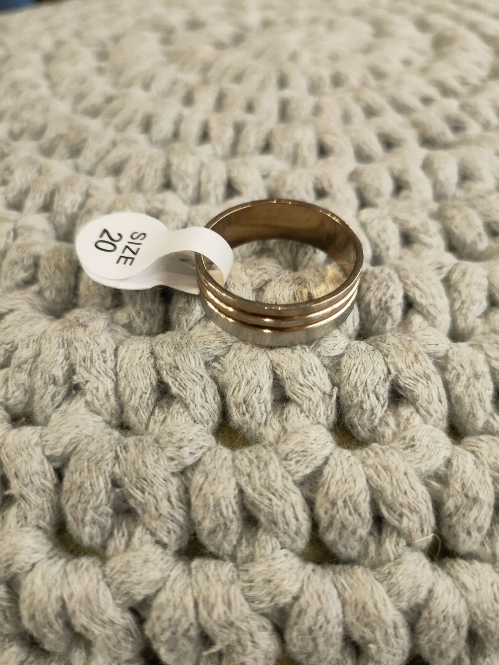 Anelli: Goldfarbener Ring, Edelstahl, Grösse 20 - Neu – Nuovo e nell'imballaggio originale da St. Erhard venduto da Lauko123 1