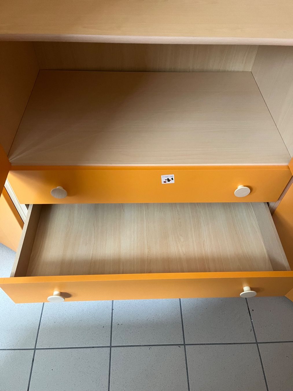 Schränke: Orangefarbener Eckkleiderschrank mit Schubladen – Gebraucht aus Echandens von lillisfashion 3