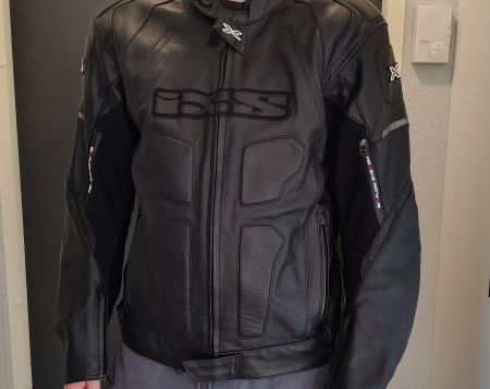Très bon état/Peu utilisée/Veste moto cuir IXS homme