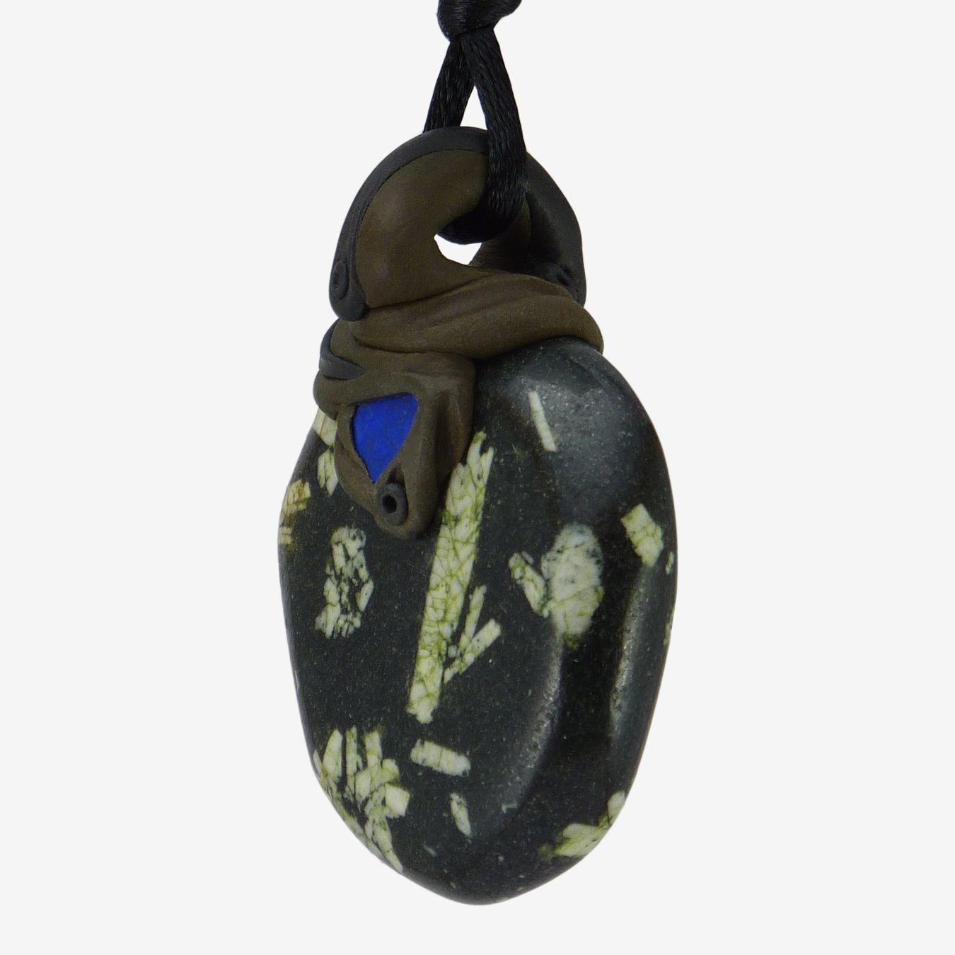 Mineralien & Heilsteine: Chrysanthemen-Stein Anhänger mit Lapislazuli – Neu und originalverpackt aus Meilen von BYRD-Design 1