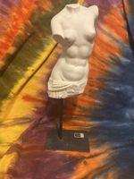 Skulptur Torso Hillo Dänemark Gips auf Ständer weiss