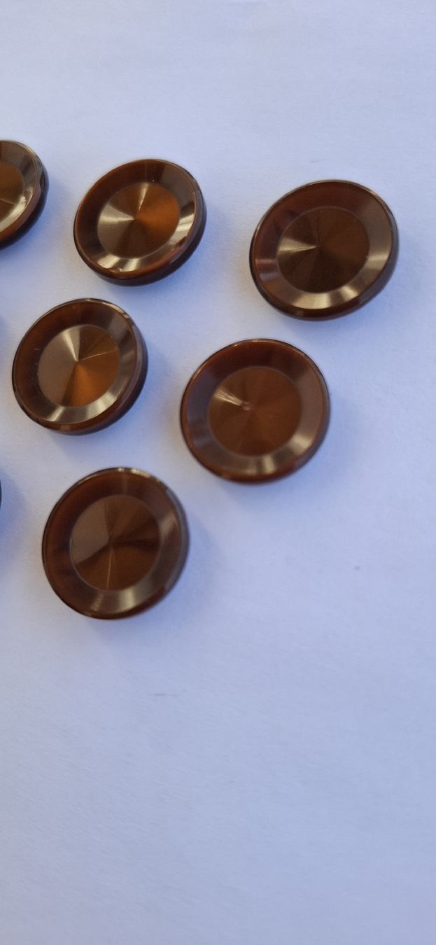 Knöpfe: 8 Stück Knöpfe caramelbraun, 18 mm. – Gebraucht aus Dietikon von Hirschkopf 1