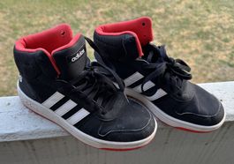 Sportschuhe Adidas. Gross 38.