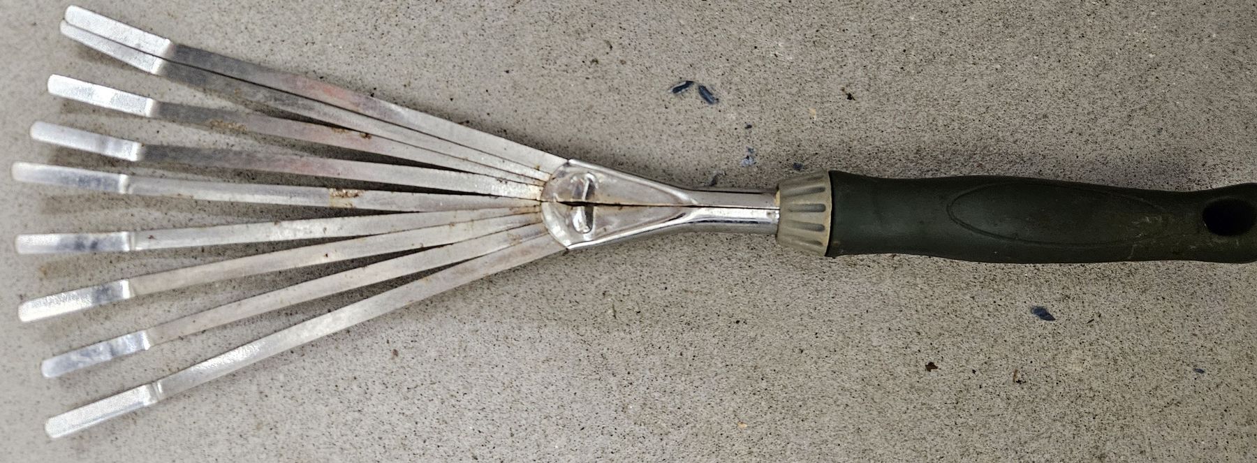 Tutti gli attrezzi: Handfächerrechen Gartenrechen Metall  – Usato da Winterthur venduto da balado