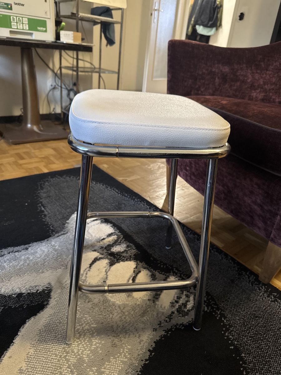 Sgabelli: Echt Leder Kitchen Stool with Chrome Legs - Perfect Height – Nuovo (secondo la descrizione) da Kehrsatz venduto da SarBen64 1