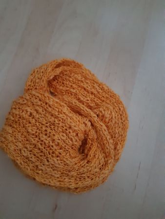 Handgestrickter neuer Schal