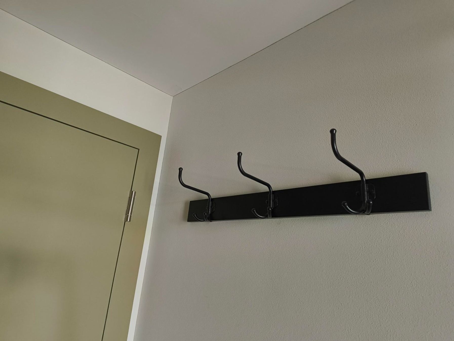 Guardaroba: Wandgarderobe schwarz mit 3x3 Haken – Usato da Zürich venduto da LiK17
