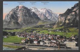 Netstal Gesamtansicht mit Bahnhof und Zug