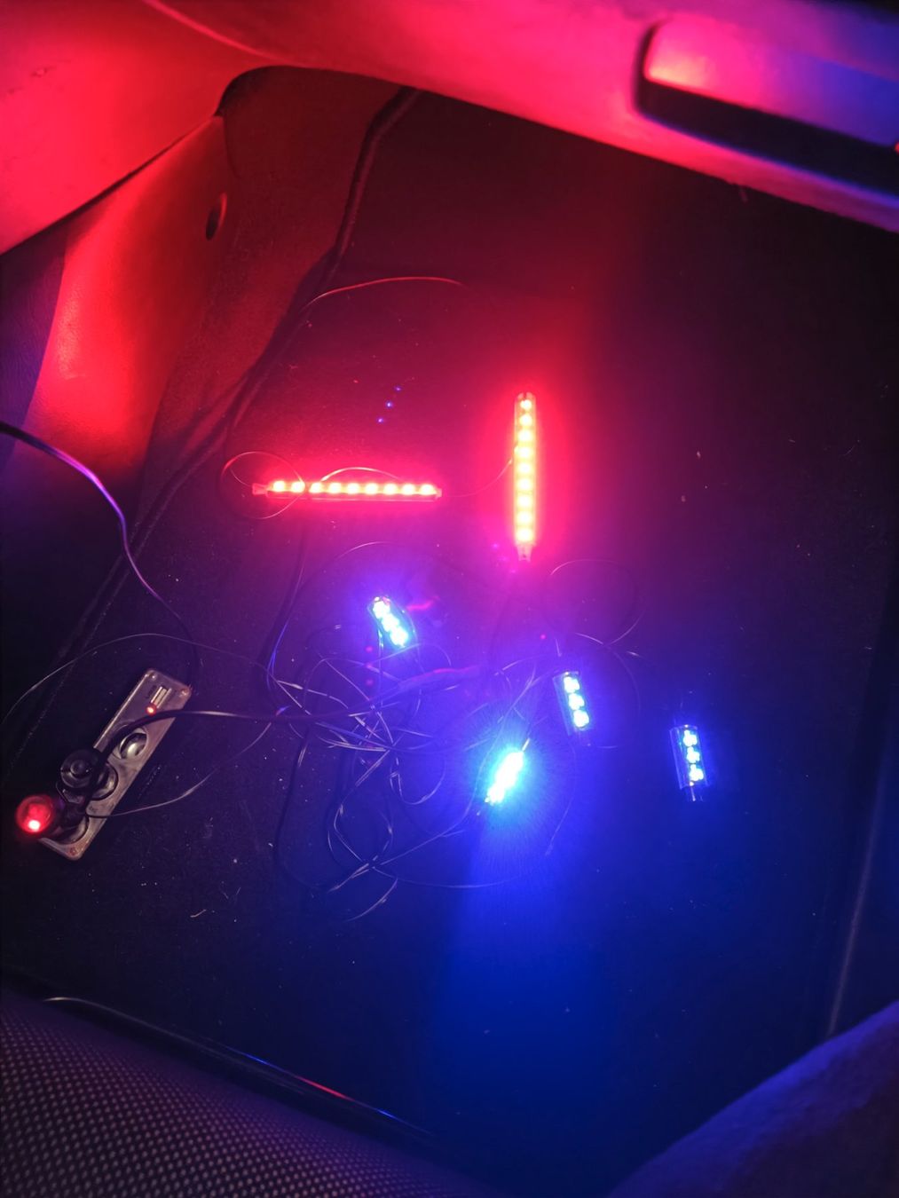 Tutti i ricambio: Auto LED Innenbeleuchtung Set mit Zigarettenanzünder & USB – Usato da Rickenbach b. Wil venduto da Mysterion4 3