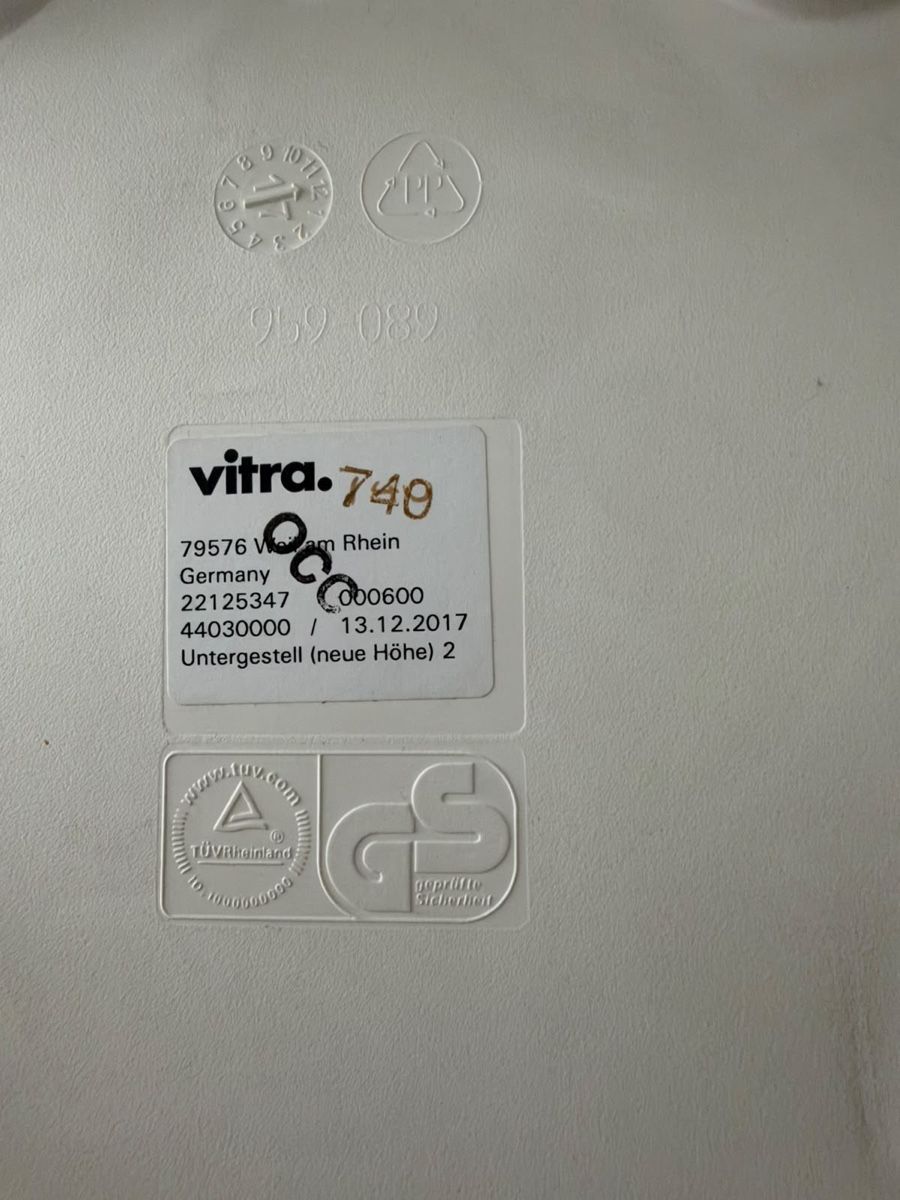 Eames Stühle: Original Vitra Eames Plastic Chair – Gebraucht aus Dübendorf von tj__2jqk 2
