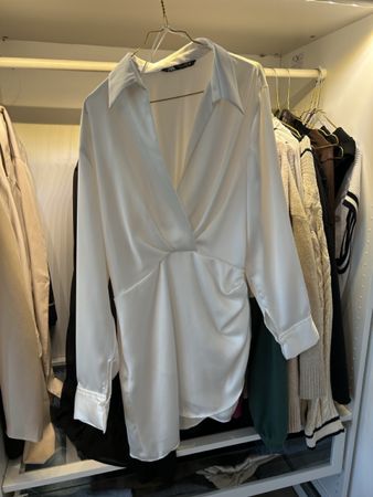 Zara Kleid weiss Langarm Satin Optik neuwertig