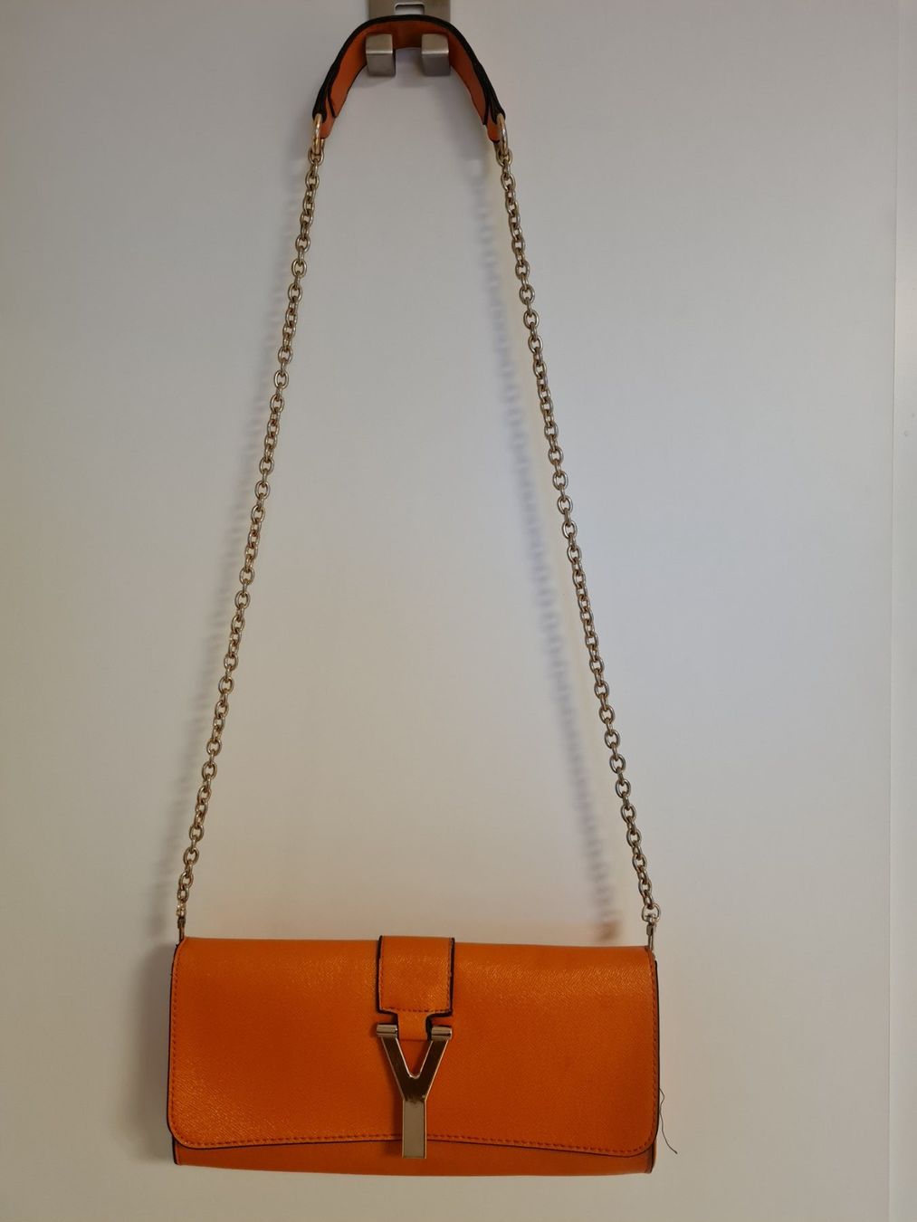 Taschen für Damen: CLUTCH UMHÄNGE TASCHE ORANGE GOLD – Gebraucht aus Steg im Tösstal von goldlionfree