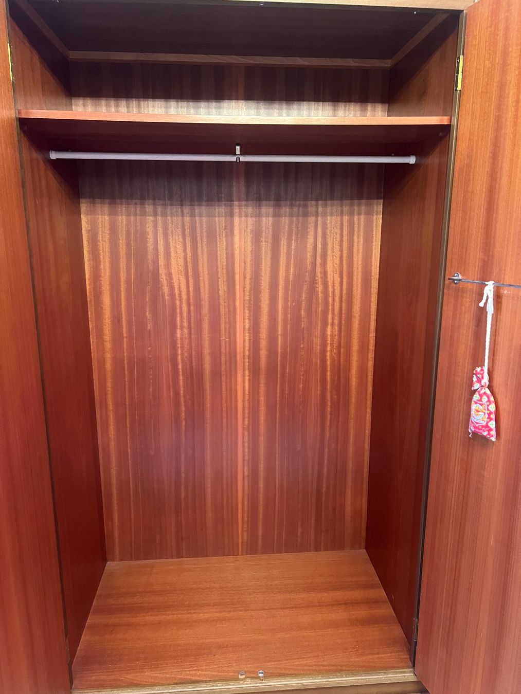 Armadi: Klassischer Holz-Kleiderschrank – Usato da Menziken venduto da mad_2pvh 3