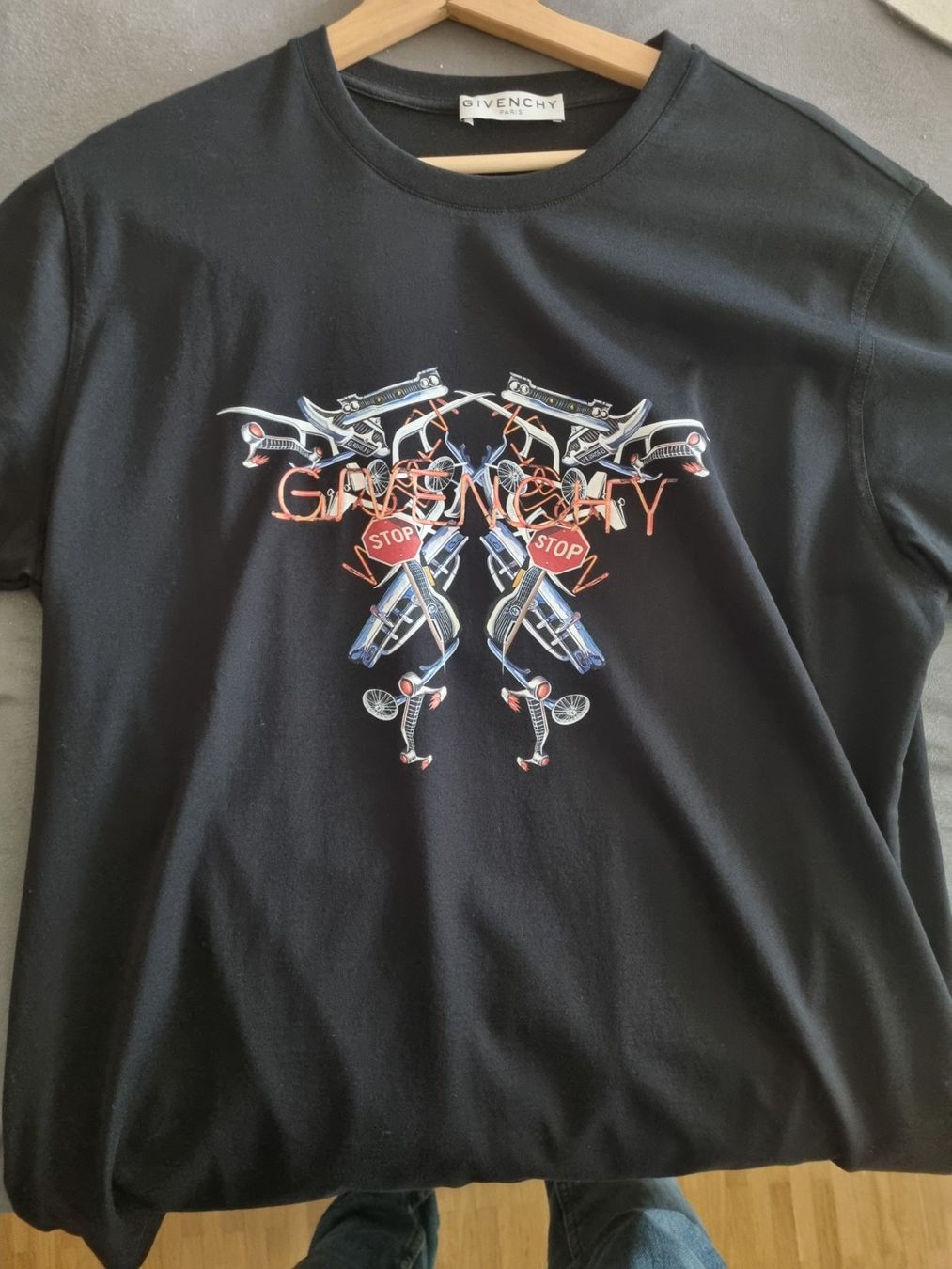 Givenchy T-shirt: Givenchy t shirt – Usato da Pratteln venduto da Simonsss