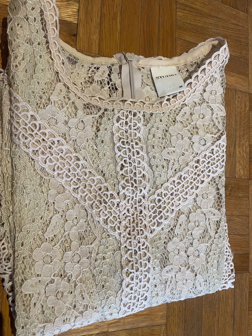 Only Camicette: Studio Only Spitzenbluse Gr. 38 mit Reissverschluss hinten – Usato da Zürich venduto da MrsWollishofen 5