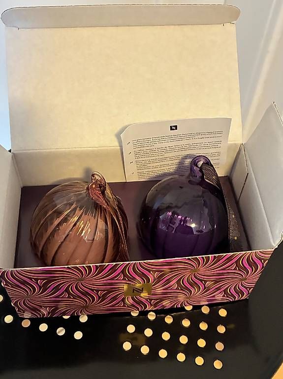 Tutte le decorazioni: NEU: 2 Nespresso Weihnachtskugeln, mundgeblasen – Nuovo e nell'imballaggio originale da Zürich venduto da April4all