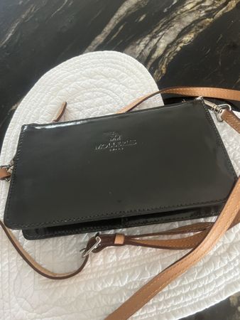 Schicke kleine Mollerus Handtasche, dunkelbraun, Lackoptik,