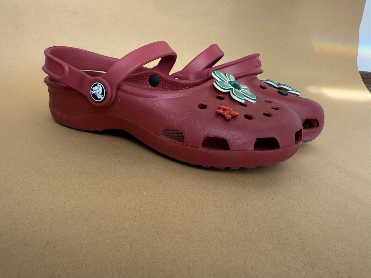 Crocs Scarpe per ragazze: Crocs rouges d'été, décorées avec des fleurs, taille 32 – Nuovo (secondo la descrizione) da La Chaux-de-Fonds venduto da ard_8v5l 1