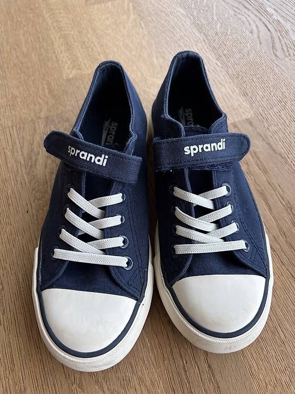 Schuhe für Jungen: Stoffschuhe Sneakers neuwertig Gr.33 – Gebraucht aus Schüpfen von norge84