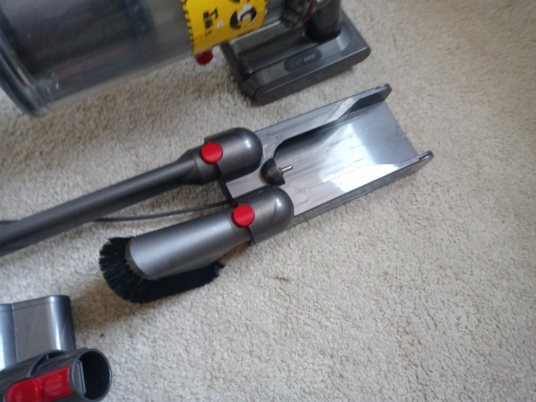 Dyson Aspirateurs & Accessoires: Dyson V10 Staubsauger – D'occasion à Prez-vers-Siviriez par Monija70 1