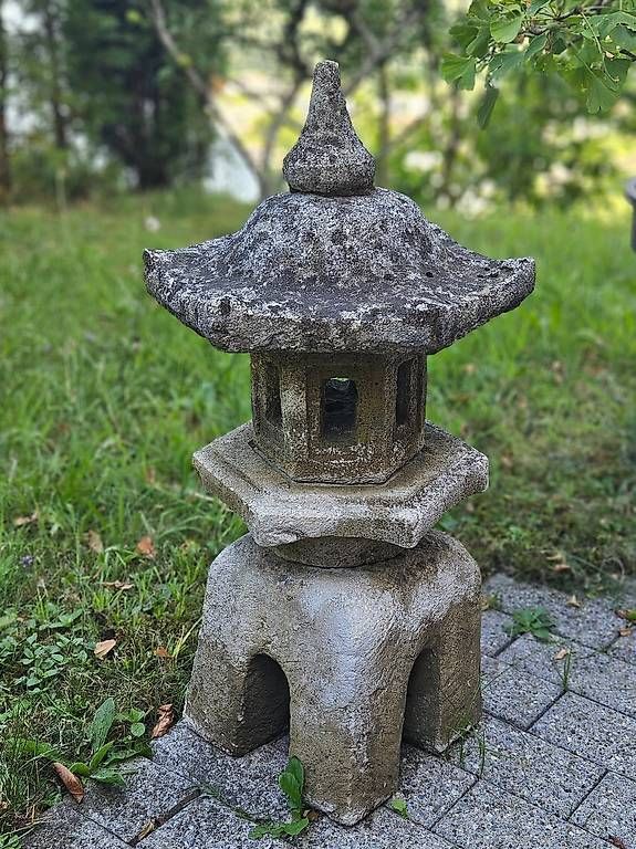 Laternen: Japanische  Steinlaterne – Gebraucht aus Udligenswil von pam_rxy5