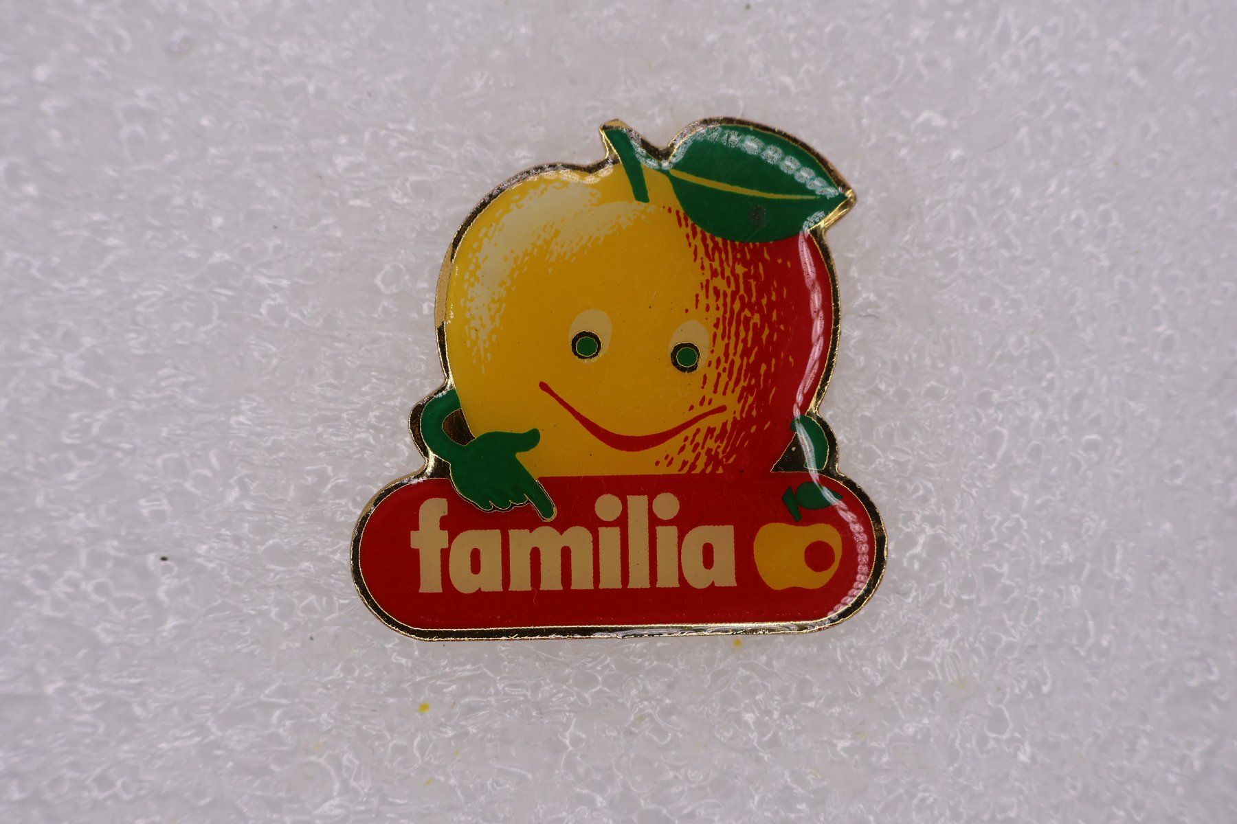 Plaketten & Abzeichen: familia  Apfel – Gebraucht aus Winterthur von Sammleroase