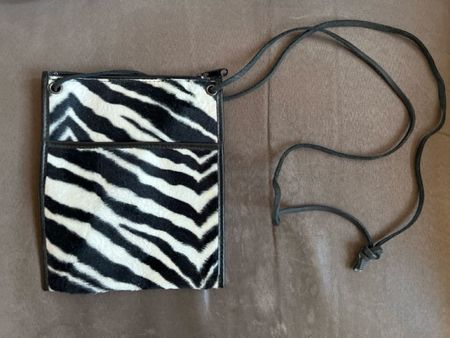 Sac pochette souple peluche zébré noir et blanc