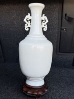 ChinesischeElegante Porzellanvase mit Holzfuss,