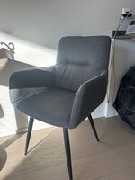 4 neuwertige, bequeme Esszimmerstühle zu verkaufen
