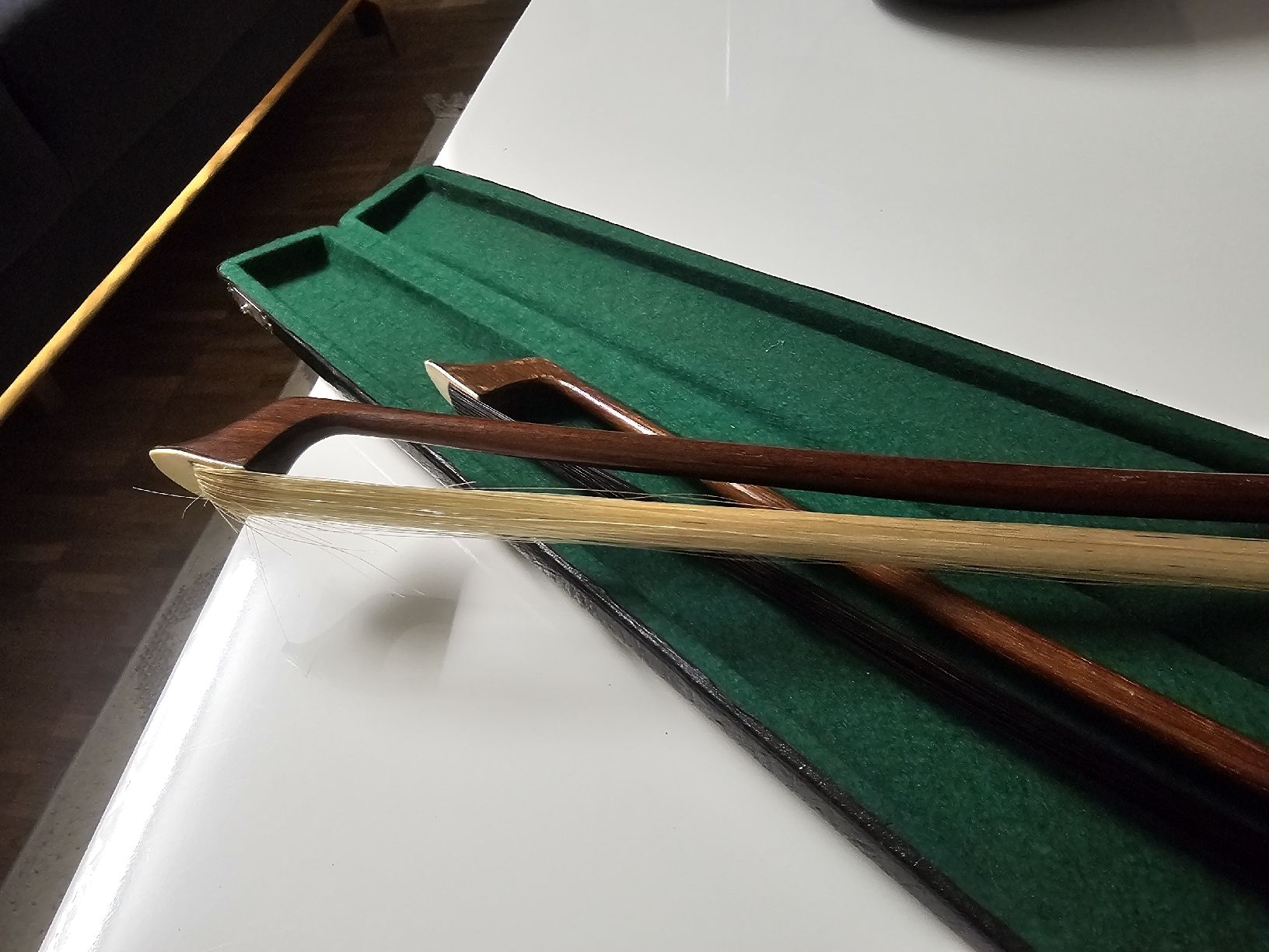 Strumenti musicali: 2 Geigenbögen ein mit Koffer gebrauchter Zustand – Usato da Aeugstertal venduto da Levo84 4