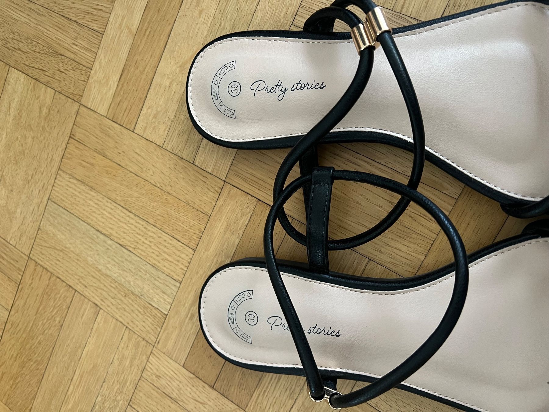 Scarpe da donna: Sandales plates – Usato da Vandoeuvres venduto da tif_nk52 3