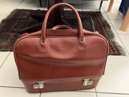 Valigia vintage in pelle marrone con scomparto inferiore