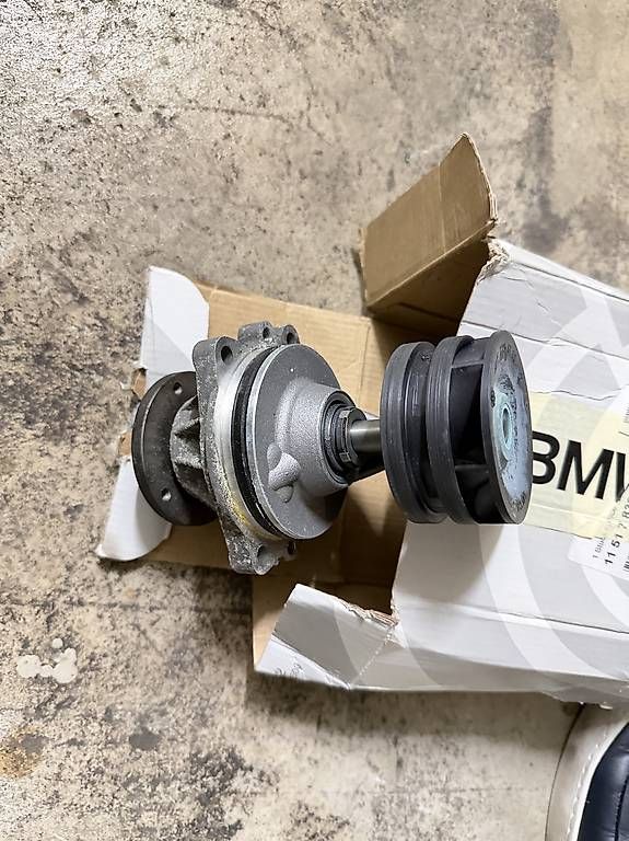 BMW Tutti pezzi di ricambio auto: BMW M3 E92 E90 E93 Wasserpumpe – Usato da Zollikon venduto da gaeng4665 1