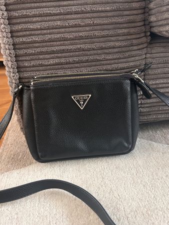 Umhängetasche Guess schwarz mit zwei Reissverschlussfächern