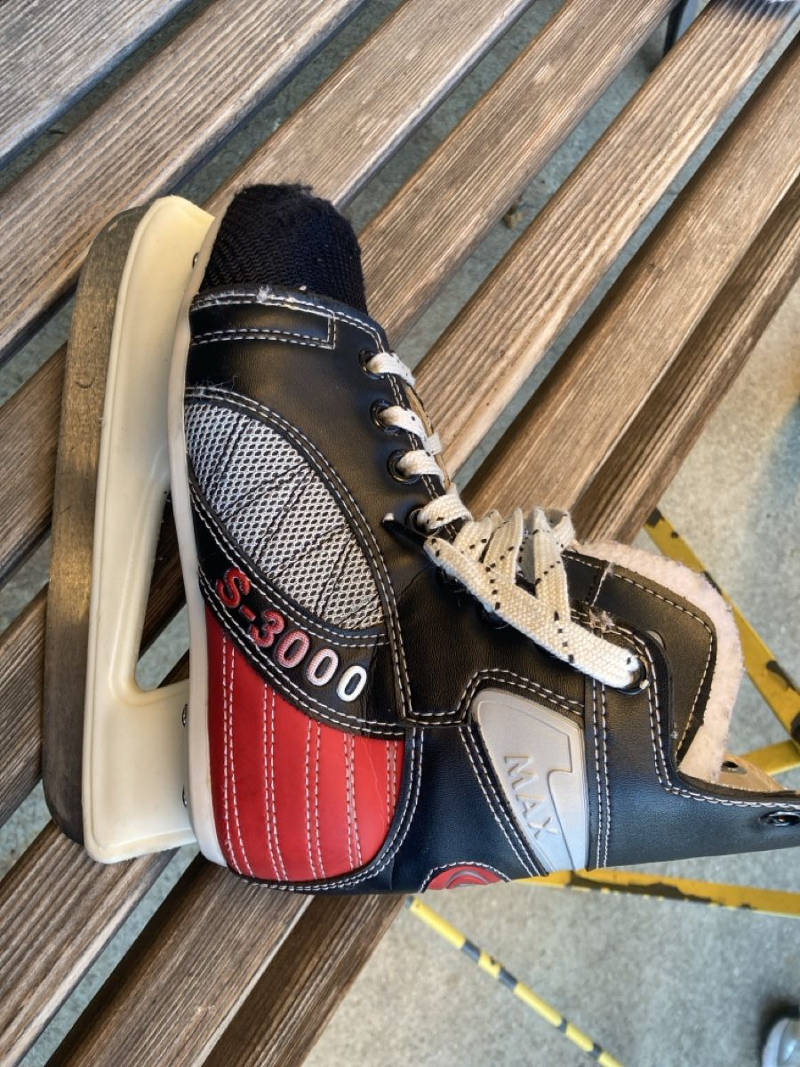 Pattini da ghiaccio: Schlittschuhe Kinder Grösse 33 – Usato da Münchringen venduto da Patruuna01