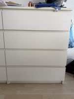 Grosse Komode mit vier Schubladen, weiss