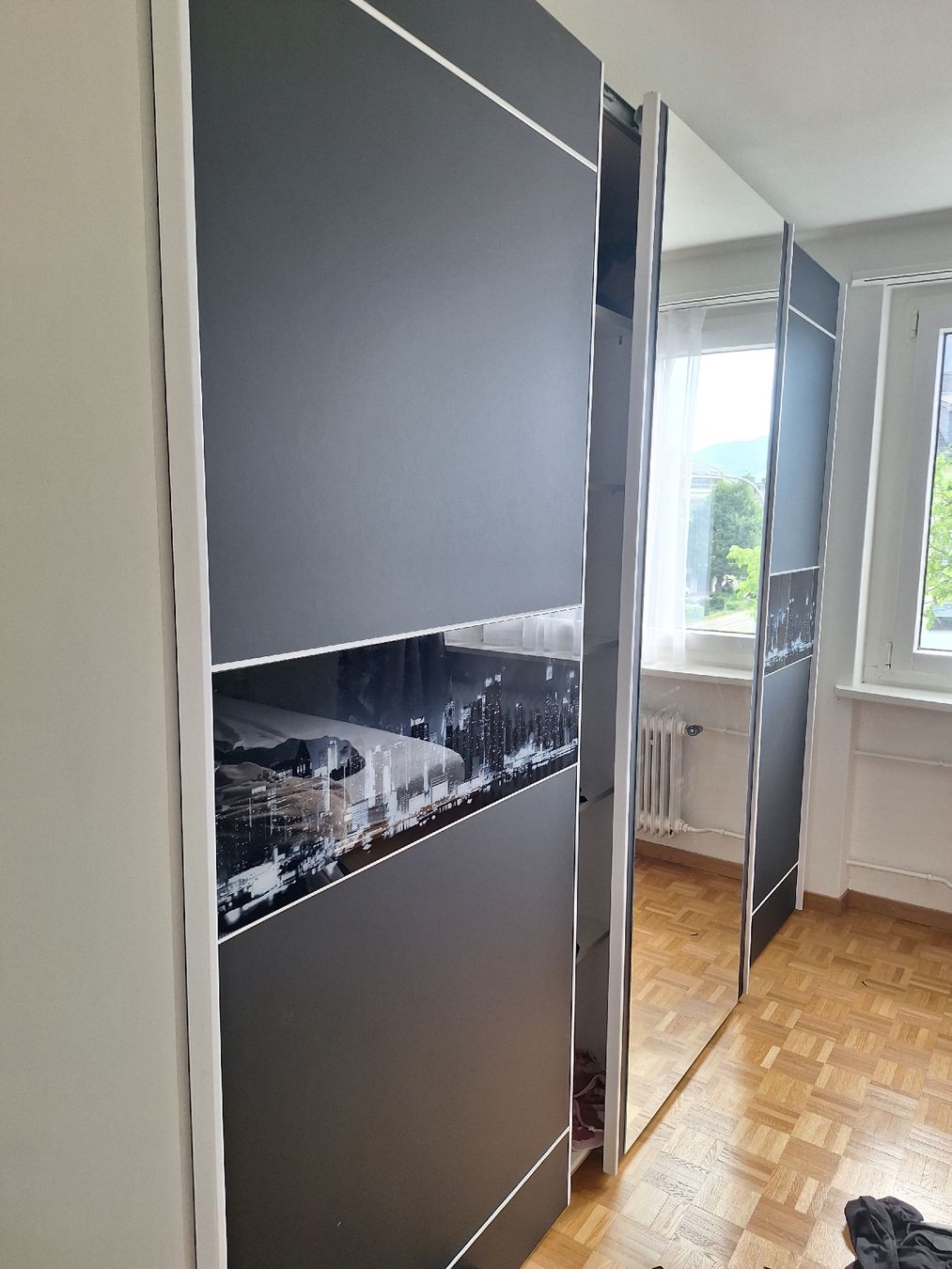 Armadi: Top Kleiderschrank mit Stadtmotiv – Nuovo (secondo la descrizione) da Stansstad venduto da Duracell__5 1