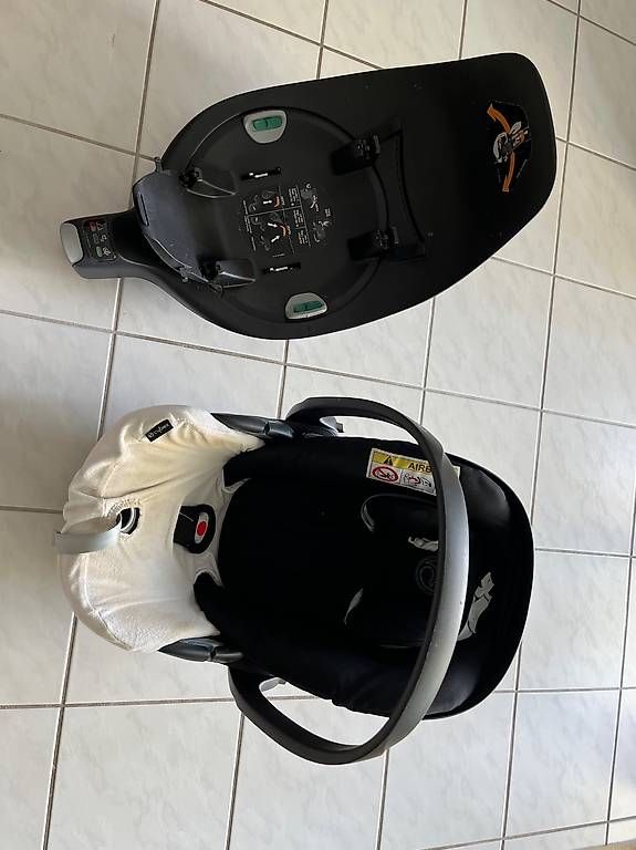 Seggiolini per auto: Cybex Babyschale Cloud Z i-Size Plus / Deep Black-black – Usato da Nottwil venduto da Brrrr78