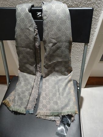 Écharpe GUCCI motif GG logo gris ,Occasion
