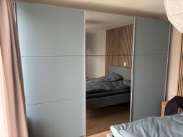 Kleiderschrank mit Schwebetüren, Spiegel, viel Stauraum!