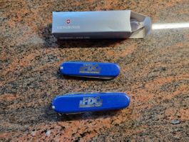 2 Victorinox Taschenmesser FDC blau guter Zustand