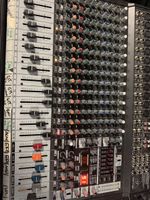 Behringer EUROPOWER PMP6000 16-Kanal Mischpult mit Effekten 