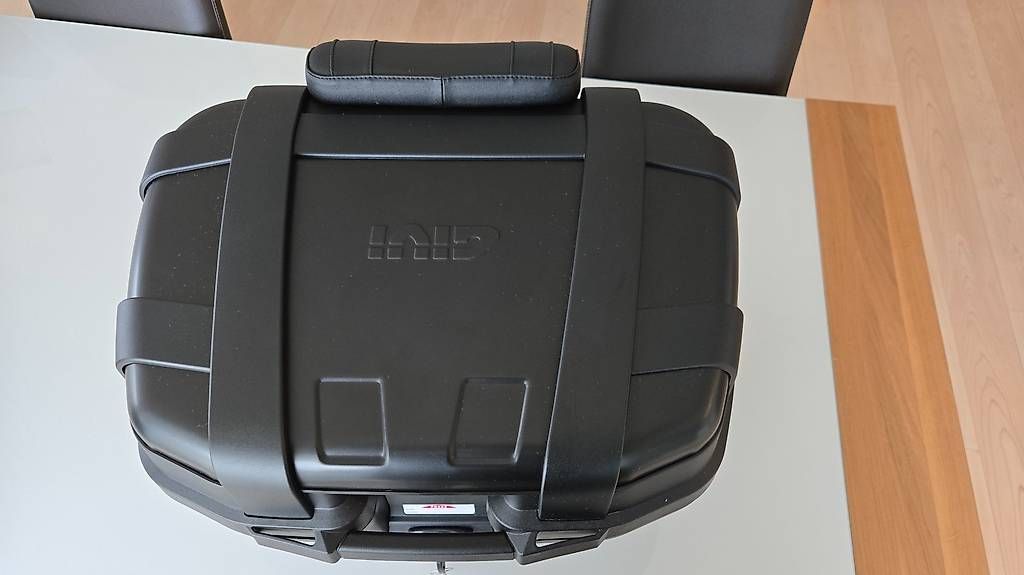 Givi Topcase: Top case GIVI Trekker 52L Black – Usato da Arconciel venduto da Anthera