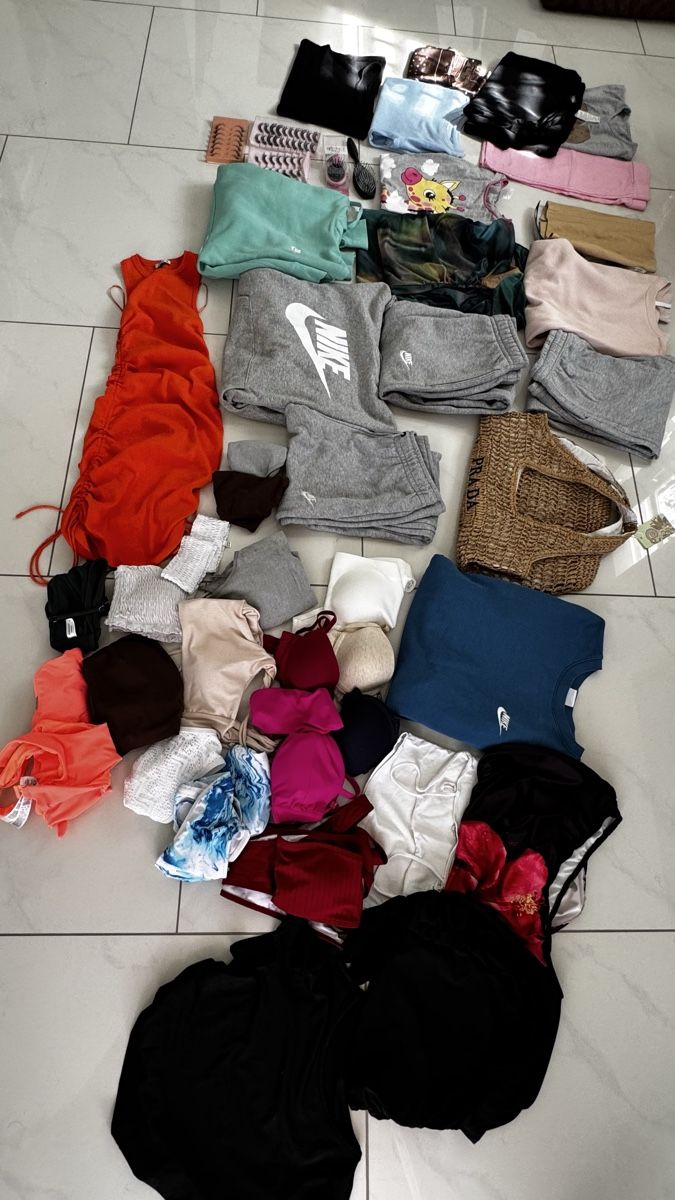 Lotti & Set di vestiti: Clothing bundle assortment various brands acceptable – Usato da hochdorf venduto da tariq1 5